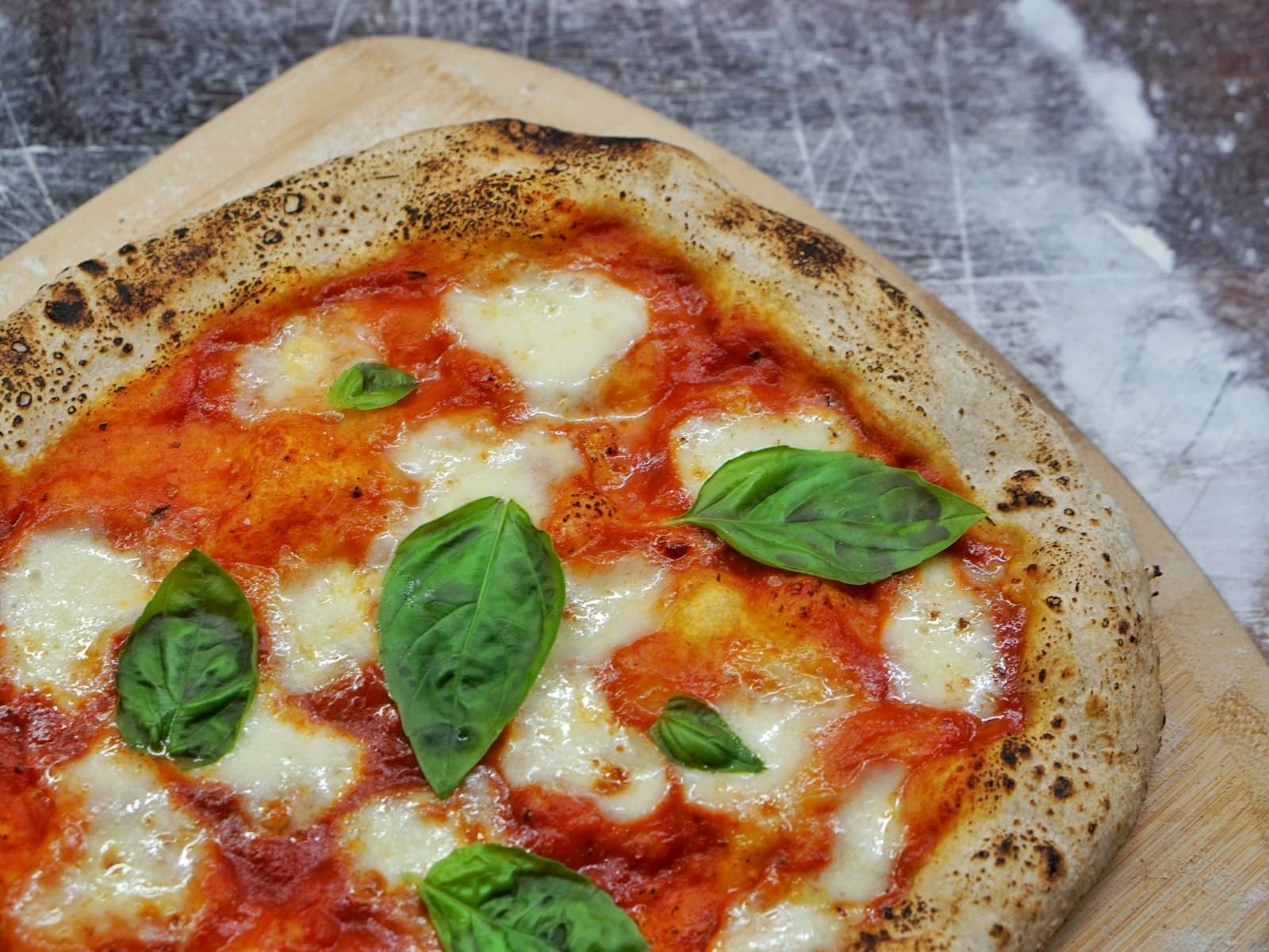 Margherita-pizza precis ur ugnen