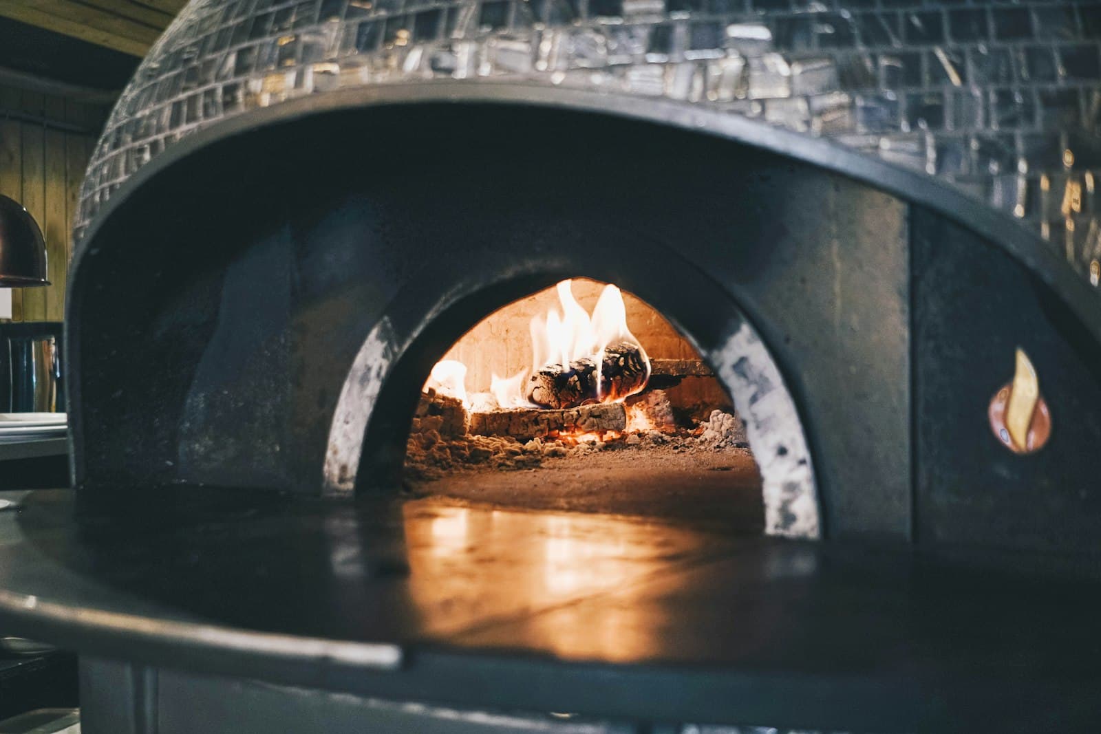 Vedeldad pizzaugn med öppen eld